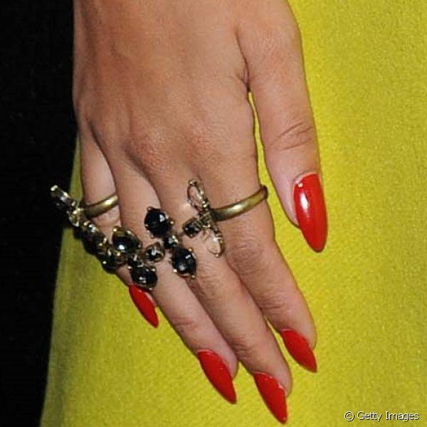 O contraste de cores ? um dos truques mais usados por Leona para destacar as unhas e foi usado nessa festa de 2012 quando a cantora usou casaco amarelo e esmalte vermelho